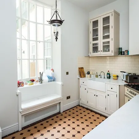 4 Bedroom House Up To 10 People At Heart Of Kensington And Chelsea