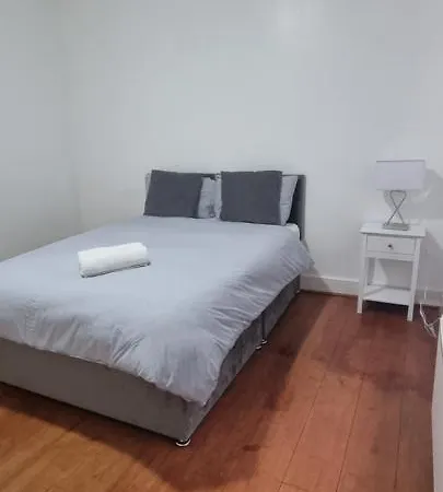 Cricklewood Broadway Guest Apartment *