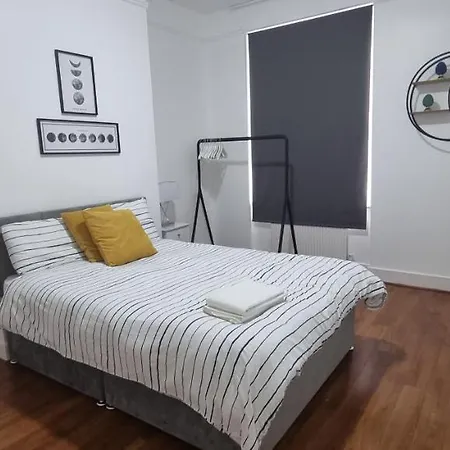 Cricklewood Broadway Guest Apartment London