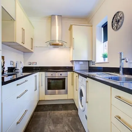 Modern 2 Bedroom Apartment