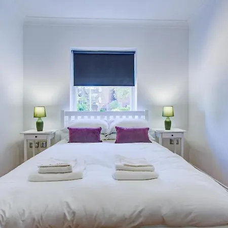 Modern 2 Bedroom Apartment *