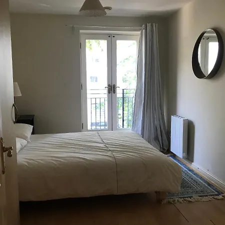 Apartment Key & Flowers - Kensington 1 London