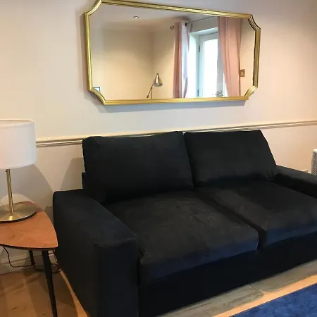 Apartment Key & Flowers - Kensington 1 *