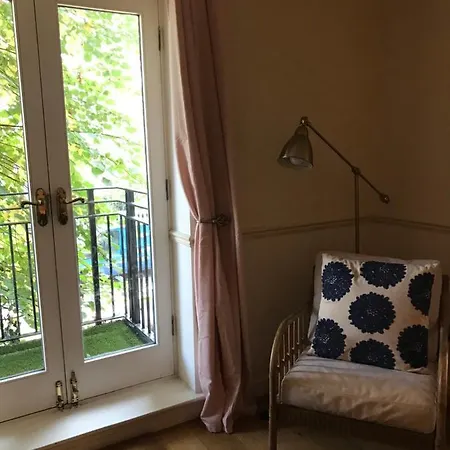 Key & Flowers - Kensington 1 Apartment