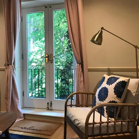 Apartment Key & Flowers - Kensington 1