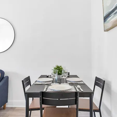 Apartment Modern Two Bedroom With Free Parking! *