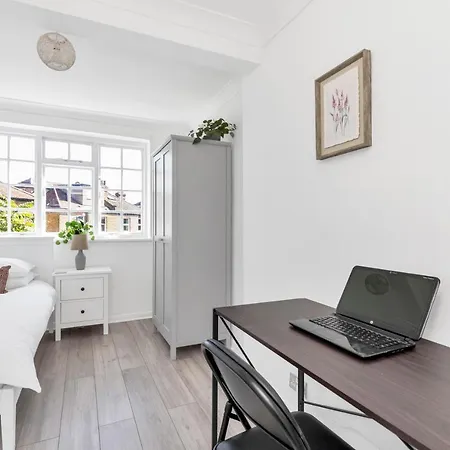 Apartment Modern Two Bedroom With Free Parking! London