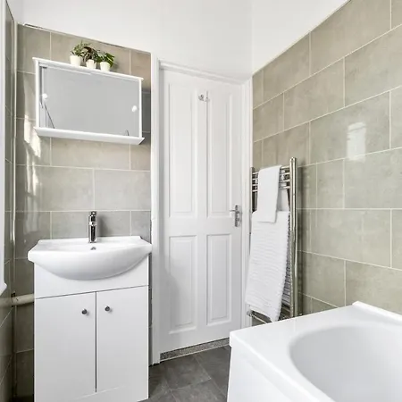 Modern Two Bedroom With Free Parking! Apartment London