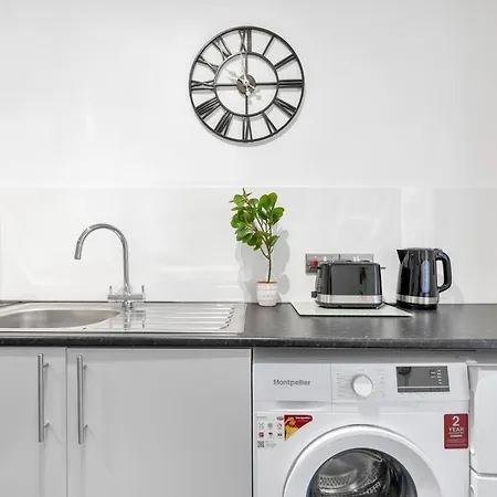 Modern Two Bedroom With Free Parking! Apartment *