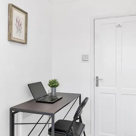 Apartment Modern Two Bedroom With Free Parking! London