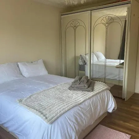 Homestay Single And Doubles Close To