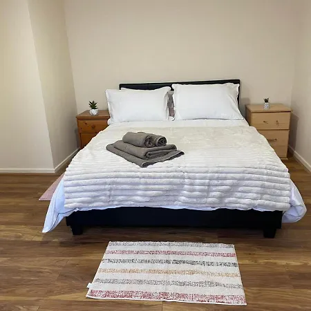 Homestay Single And Doubles Close To