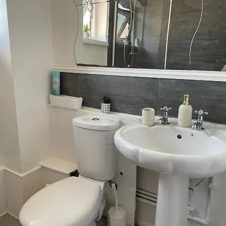 Single And Doubles Close To Homestay London