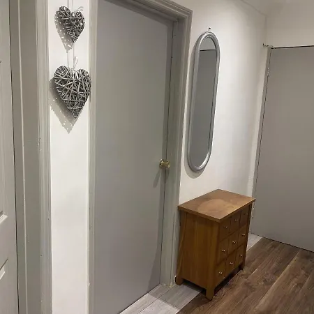 Lovely 1 Bedroom With Garden Apartment