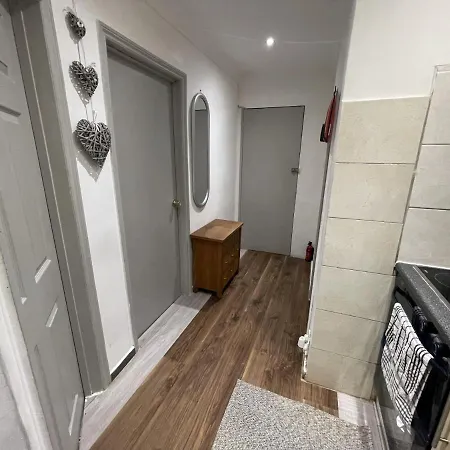 Lovely 1 Bedroom With Garden Apartment