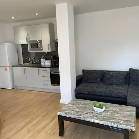 Apartment Flat 1 Latchmere, 2 Bedroom, 2 Bathroom Flat *