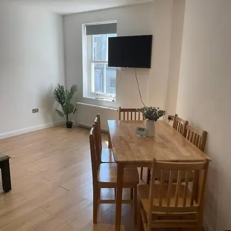 Flat 1 Latchmere, 2 Bedroom, 2 Bathroom Flat *