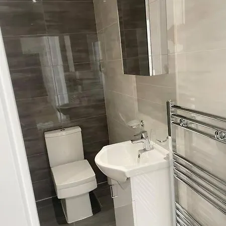 Flat 1 Latchmere, 2 Bedroom, 2 Bathroom Flat Apartment *