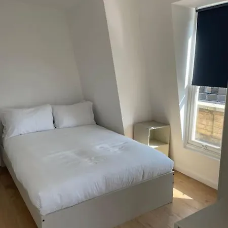 Apartment Flat 5 Latchmere, 2 Bedroom, 1 And A Half Bathrooms Flat *