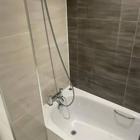 Flat 1 Latchmere, 2 Bedroom, 2 Bathroom Flat Apartment London