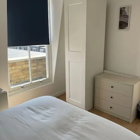 Flat 5 Latchmere, 2 Bedroom, 1 And A Half Bathrooms Flat Apartment *