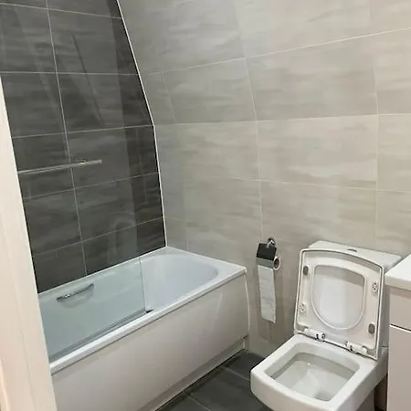 Flat 5 Latchmere, 2 Bedroom, 1 And A Half Bathrooms Flat Apartment London