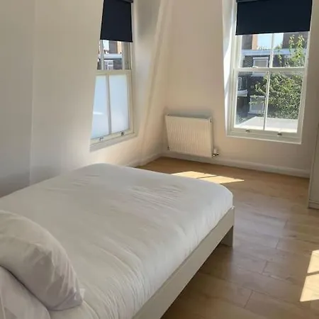 Flat 5 Latchmere, 2 Bedroom, 1 And A Half Bathrooms Flat