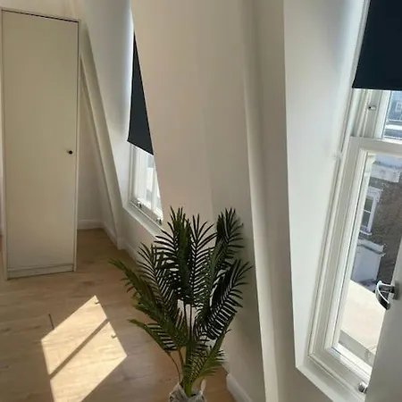 Flat 5 Latchmere, 2 Bedroom, 1 And A Half Bathrooms Flat Apartment *