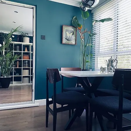 Luxury Mid Century Homestay *