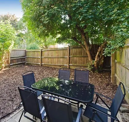Joivy Spacious Apt With Private Yard In Notting Hill