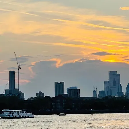 Riverside Premium Double Garden View E14
