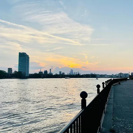 Riverside Premium Double Garden View E14 London