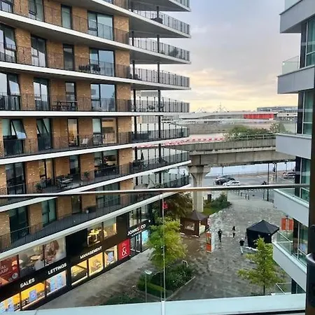 Stylish Docklands Apartment London