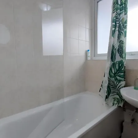 Oldbury House Apartment *