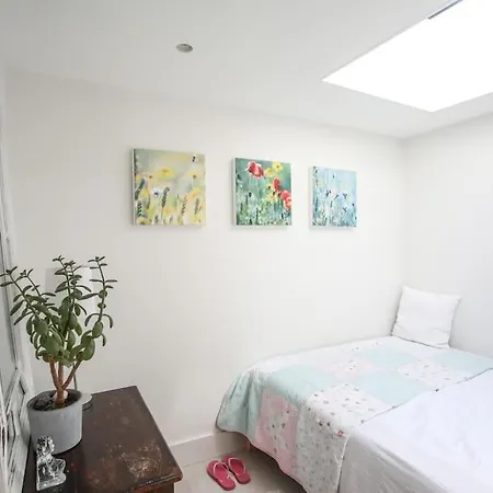 Stunning, Architecturally Designed Garden With Parking Apartment London