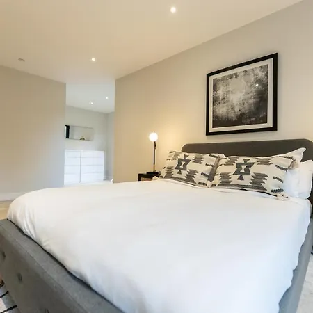 The Hampstead Place - Elegant 3bdr Flat With Patio * London
