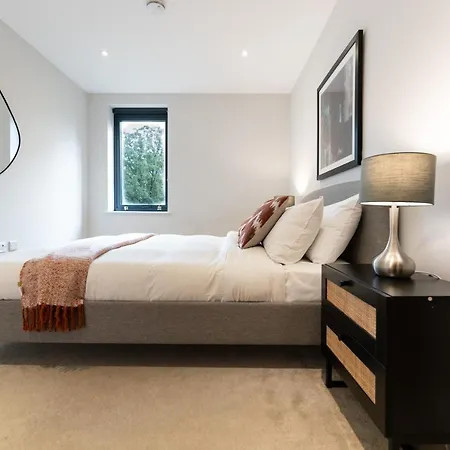 The Hampstead Place - Elegant 3bdr Flat With Patio Apartment *