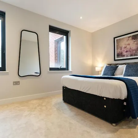 The Hampstead Place - Elegant 3bdr Flat With Patio * London