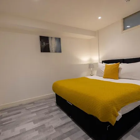 Apartment 3 Bedrooms-8guests-babycot-15mintopepys-freeparkg