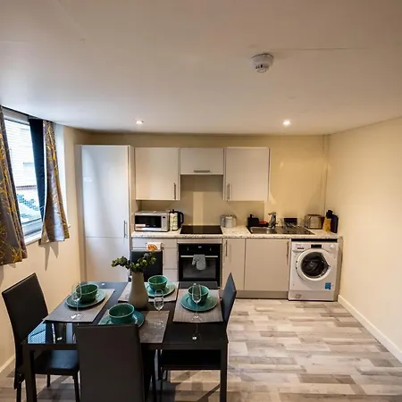 3 Bedrooms-8guests-babycot-15mintopepys-freeparkg Apartment London