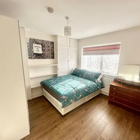 Holiday home 5 Bedroom House In Da7 Erith