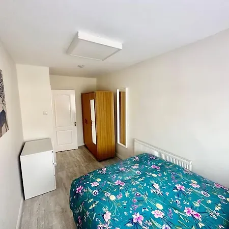 5 Bedroom House In Da7 Holiday home