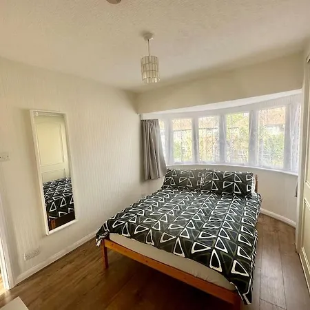 5 Bedroom House In Da7 * Erith