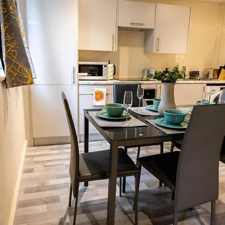 3 Bedrooms-8guests-babycot-15mintopepys-freeparkg Apartment London