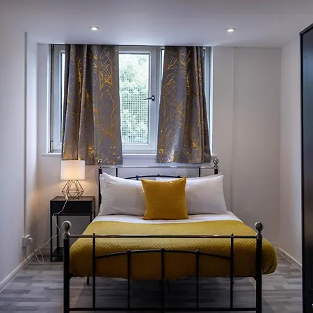 3 Bedrooms-8guests-babycot-15mintopepys-freeparkg Apartment