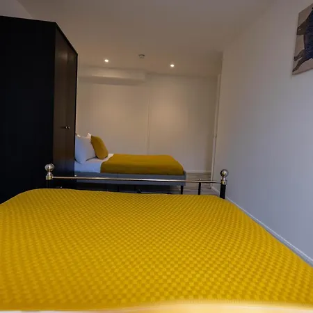 3 Bedrooms-8guests-babycot-15mintopepys-freeparkg London
