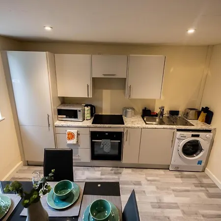 Apartment 3 Bedrooms-8guests-babycot-15mintopepys-freeparkg London