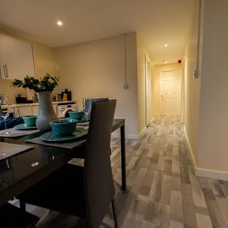 Apartment 3 Bedrooms-8guests-babycot-15mintopepys-freeparkg