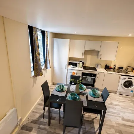 Apartment 3 Bedrooms-8guests-babycot-15mintopepys-freeparkg *
