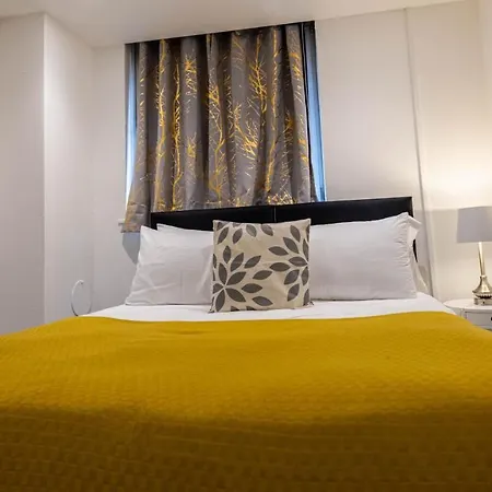 Apartment 3 Bedrooms-8guests-babycot-15mintopepys-freeparkg